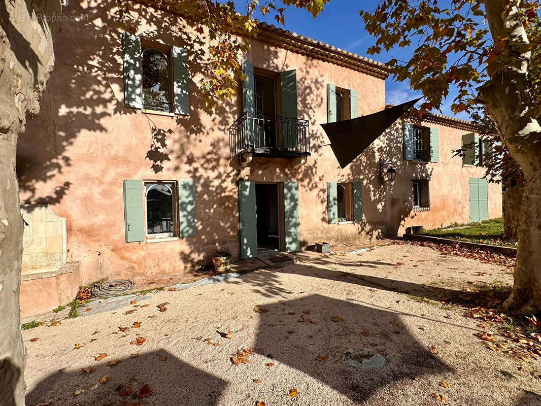 Mas de 400 m² entièrement restauré avec piscine sur 6 000 m² de jardin. - photo 17