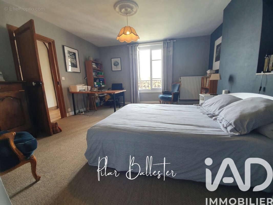 Maison 213 m² à Quincy-Voisins  - photo 9