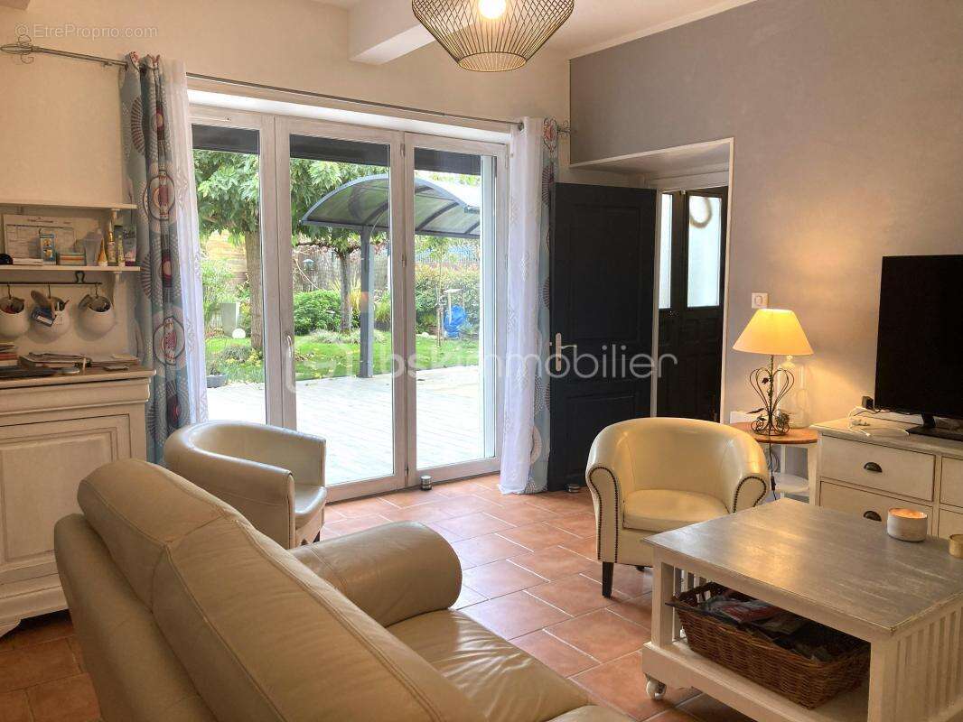 Maison à VILLECOMTAL-SUR-ARROS