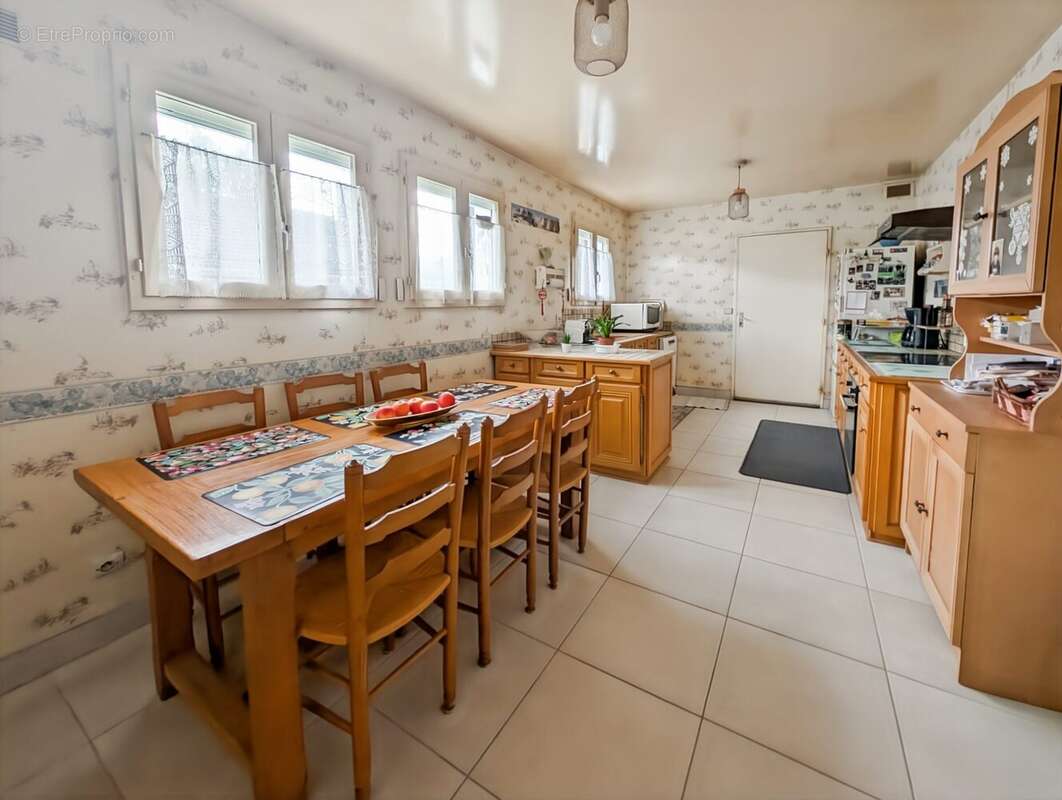 Maison à VOISINS-LE-BRETONNEUX