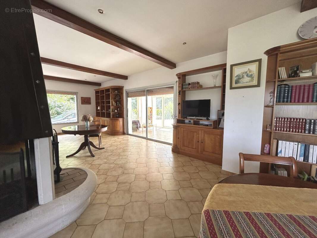 Propriete familiale - 9 chambres - 310 m² + dependances 200m² - photo 4