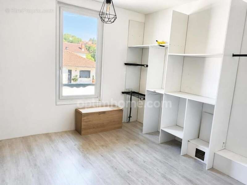 Maison de ville rénovée de 95 m² – 4 chambres – Cour et garage – Centre-ville RUELLE SUR TOUVRE (16) - photo 5