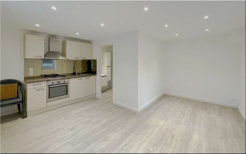 Appartement à PERON