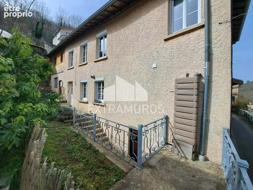 A vendre au coeur du bourg de courzieu maison ancienne renovee avec terrasse + annexes - photo 4