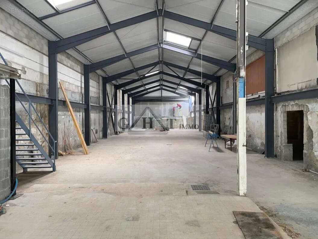 Commerce à LE COUDRAY-MONTCEAUX