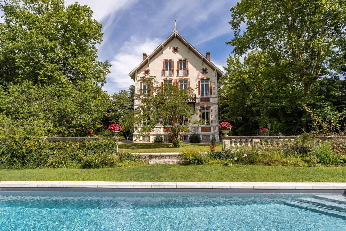 Country property with pool and stables - photo 14