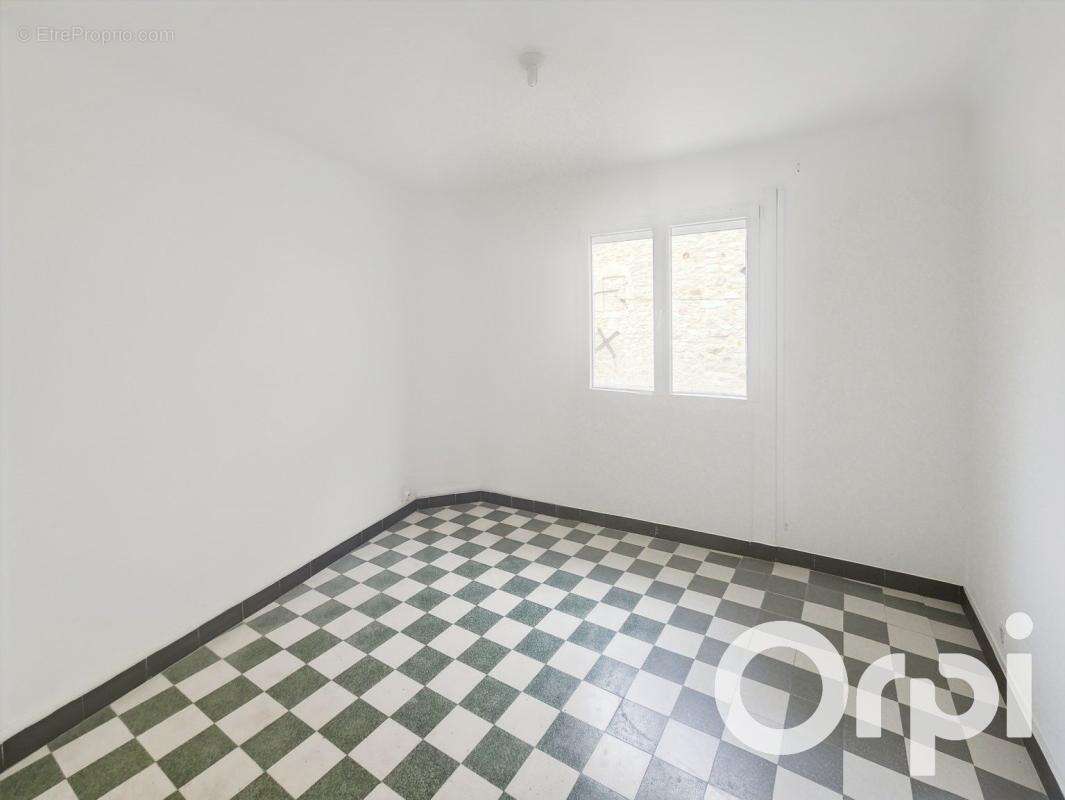 Appartement à SAINT-JULIEN-DE-PEYROLAS