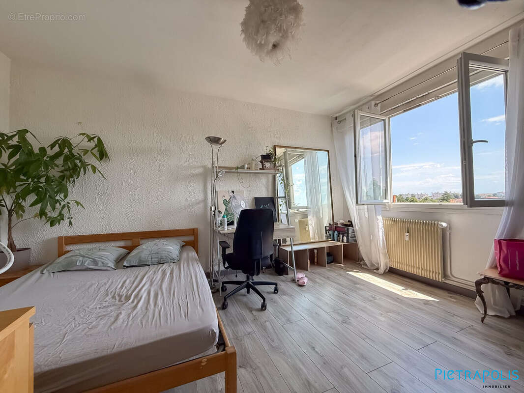 Appartement 31 m² à Bron  - photo 2