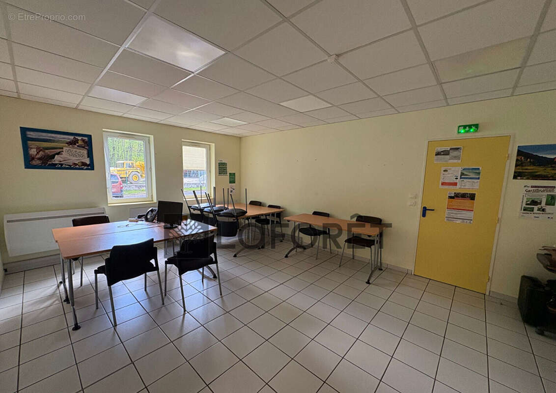 Commerce à RIOM-ES-MONTAGNES