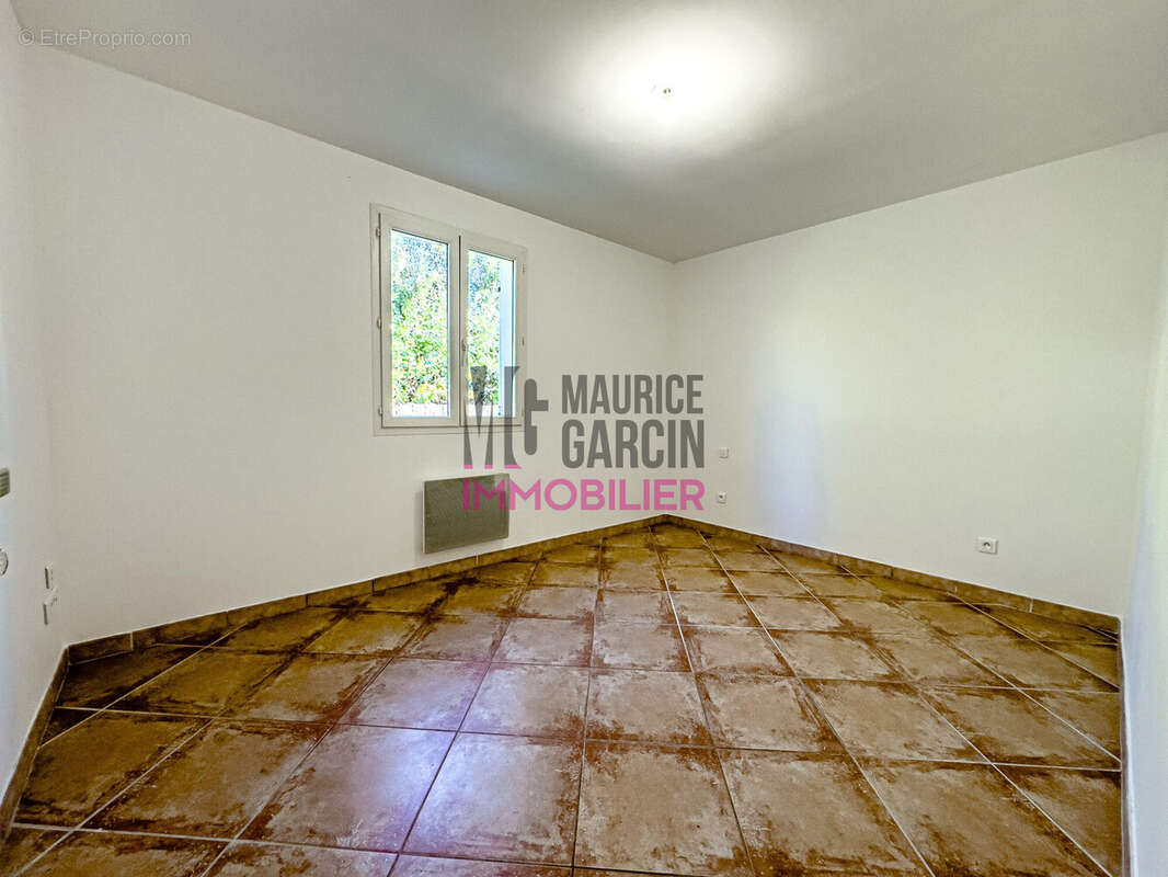 Chambre 1 coté Sud  - Maison à LORIOL-DU-COMTAT