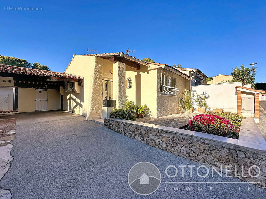 Maison à ROQUEBRUNE-SUR-ARGENS