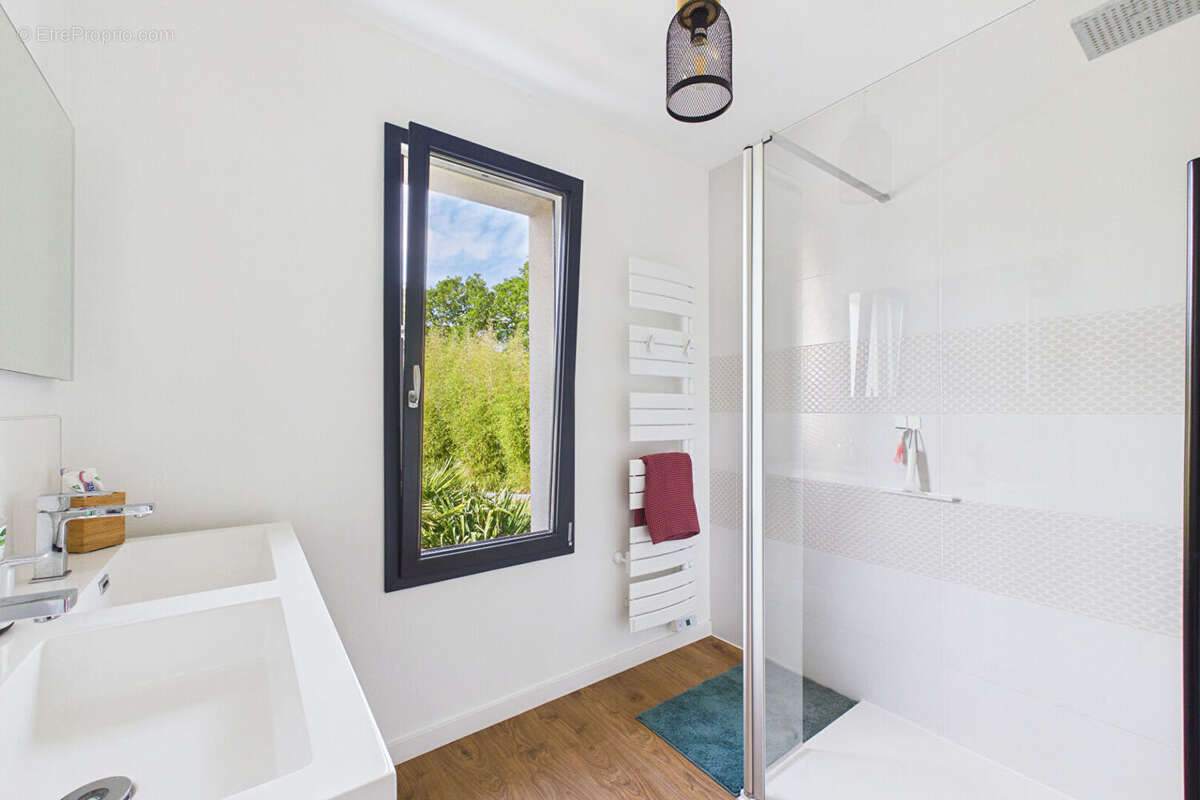 Maison Contemporaine de 2018 - 126 m² - 1325 m² de terrain - Bourg Sous la Roche - photo 10