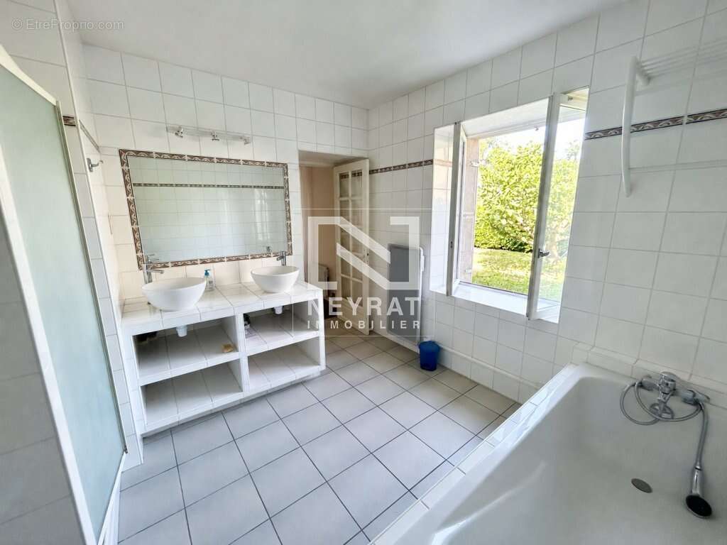 Maison de caractère en pierre avec grange, jardin arboré et vie de plain-pied au cœur d'un village bourguignon - photo 13