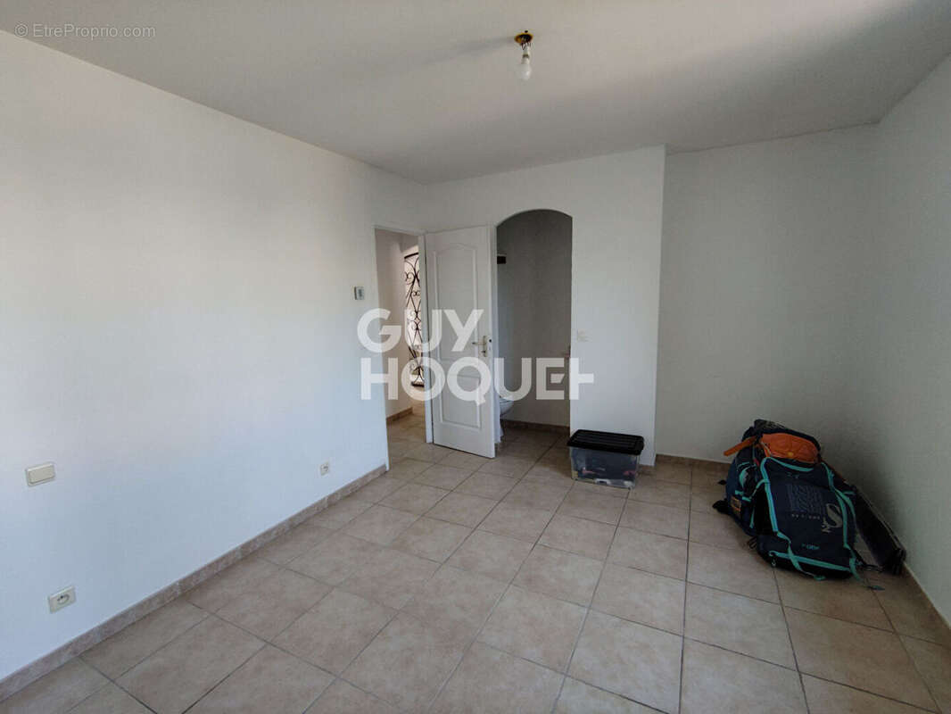 Maison 3 faces T4 de108m2, piscine, terrain 385m2 - photo 7