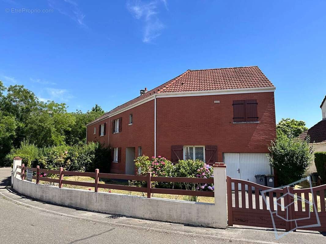 Maison à VOISINS-LE-BRETONNEUX