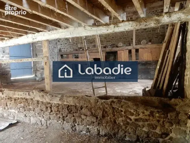 A proximité d'un bourg tous commerces, un beau bâtiment en pierres à rénover, terrain de 3128m2. - photo 18
