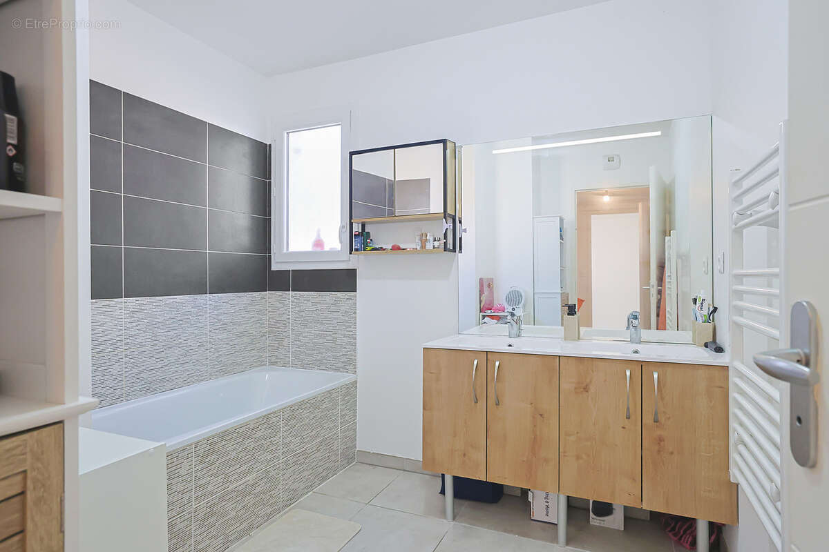 Appartement à LA CRAU