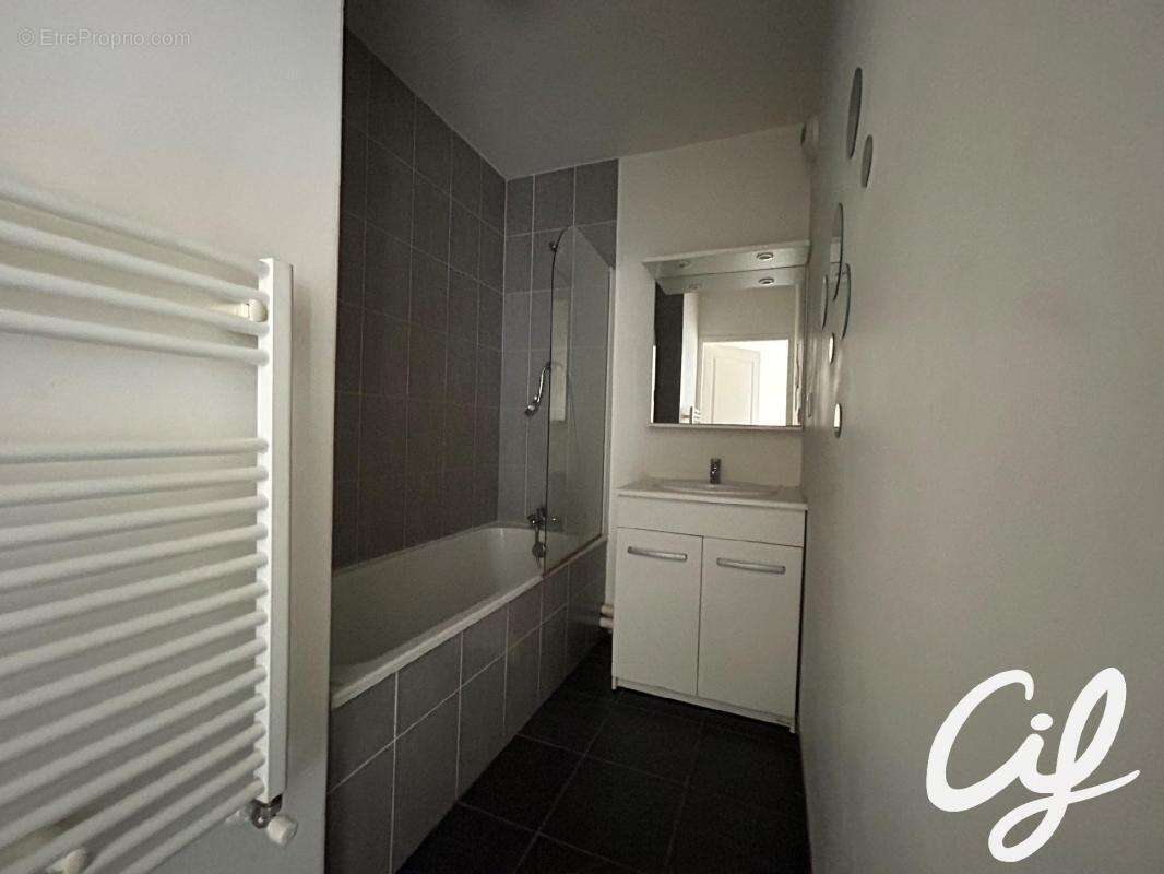 Appartement T2 Centre Ville - 43.32 m2  119 000 Euros - photo 5