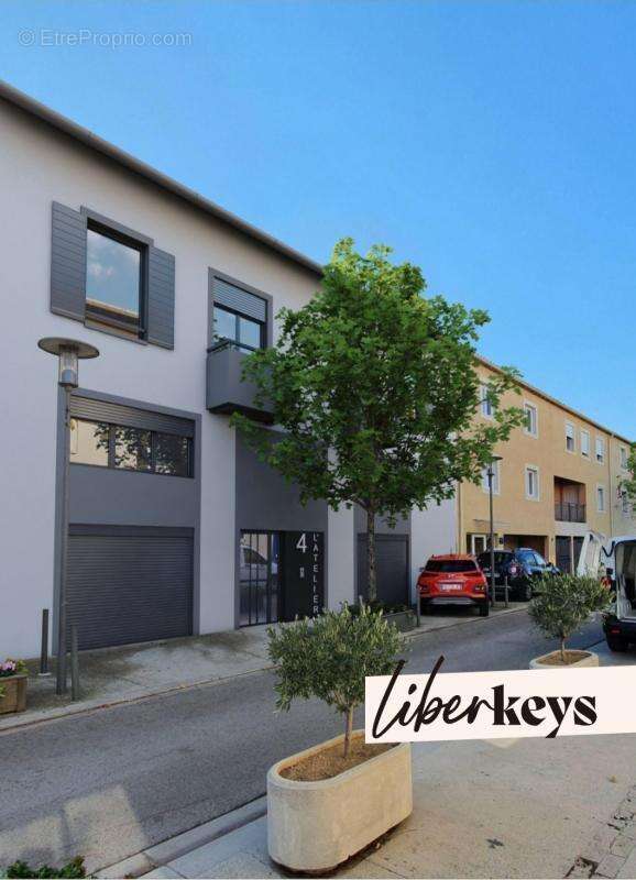 OPPORTUNITE INVESTISSEUR - Bâtisse à réhabiliter , avec vue partielle sur le port, dans un secteur en plein essor - photo 2