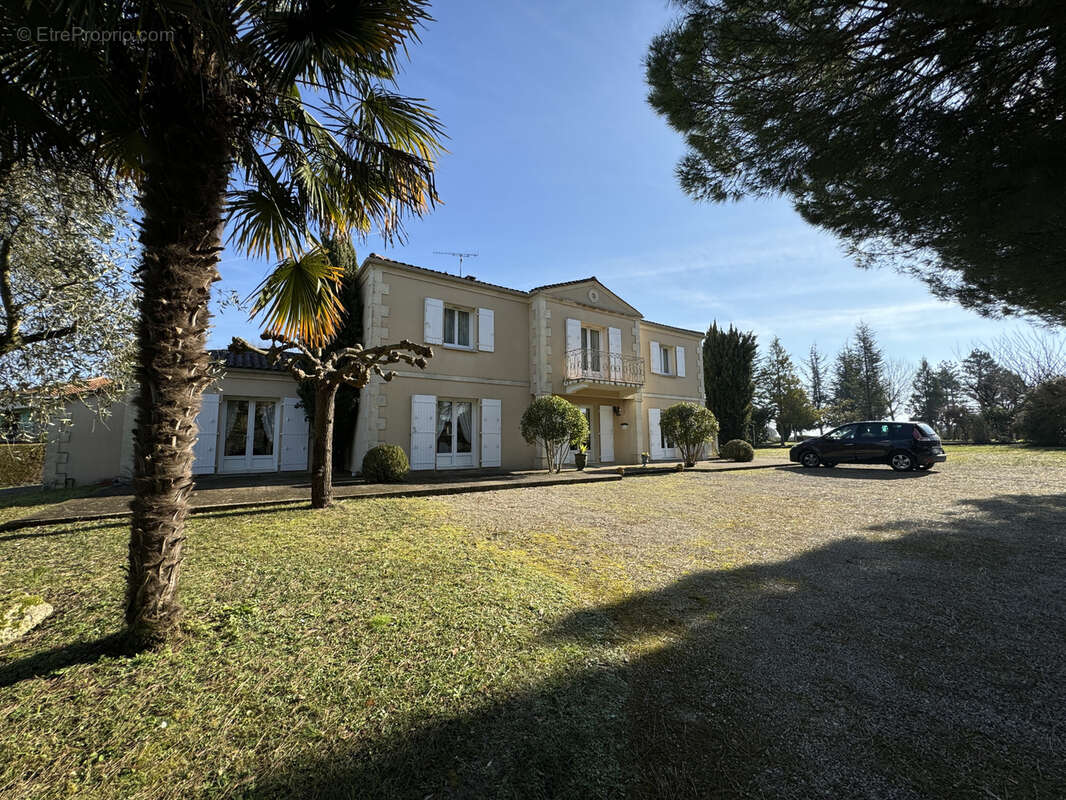 Maison à BARBEZIEUX-SAINT-HILAIRE