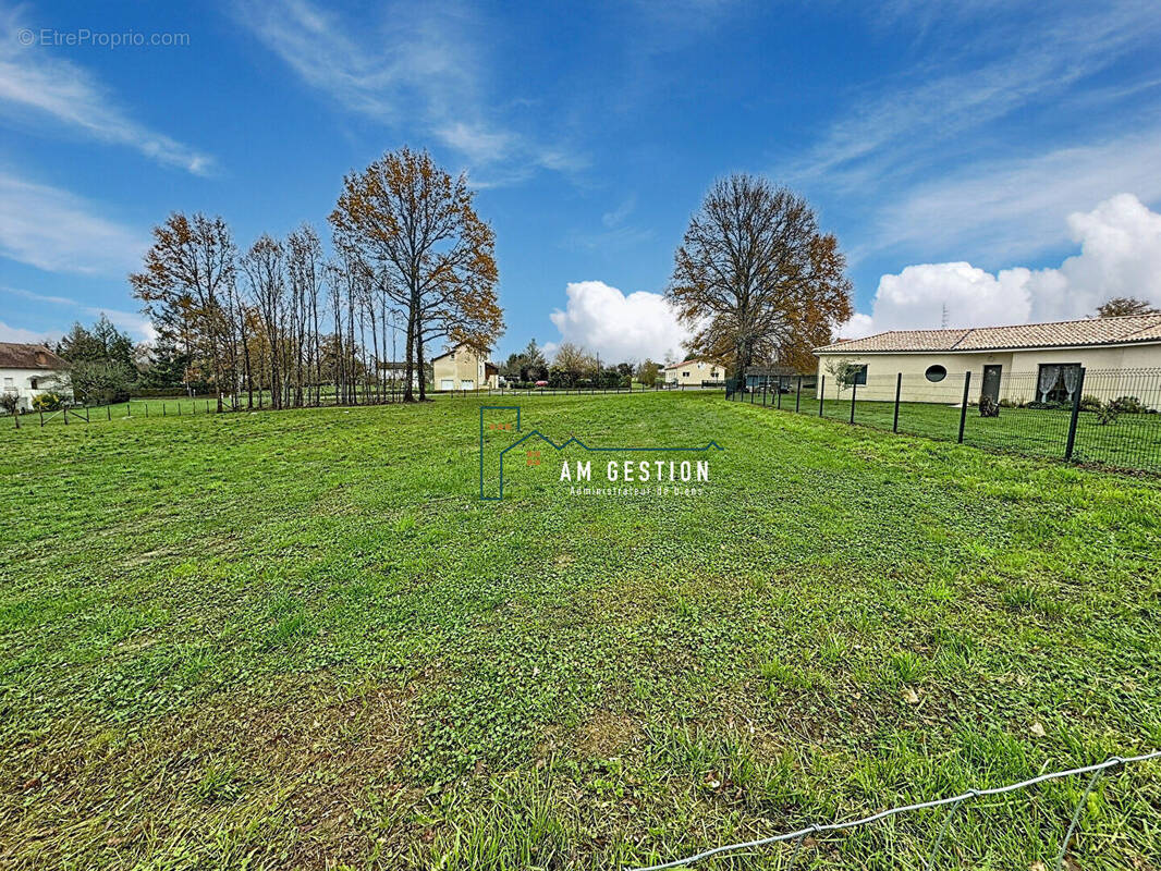 Terrain à SAINT-JUNIEN