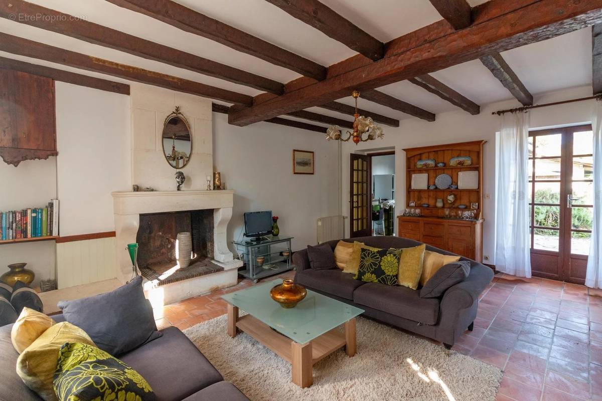 Maison à SAINT-MEME-LES-CARRIERES