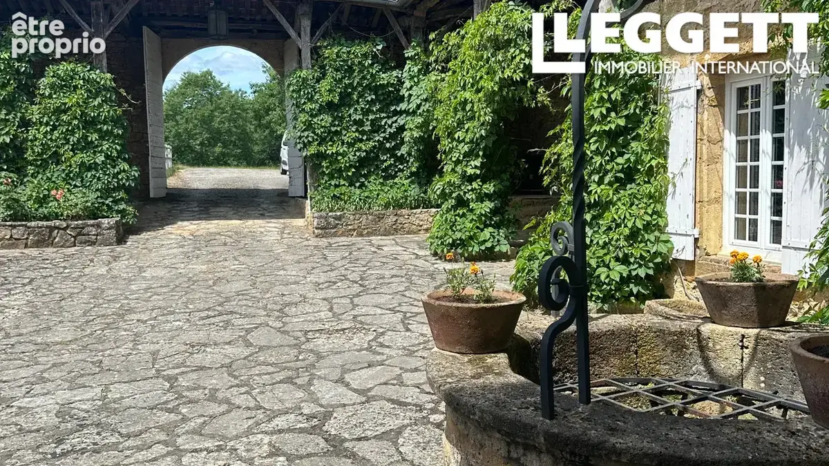Beau château en pierre du XVIIIe siècle avec 4 chambres et piste d'atterrissage, 
surplombant Vallée Lot - photo 8