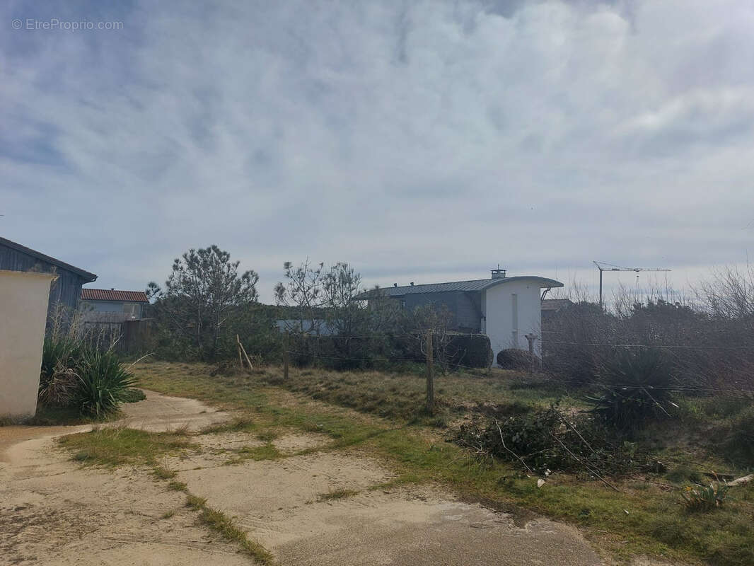 Terrain à SAINT-JULIEN-EN-BORN