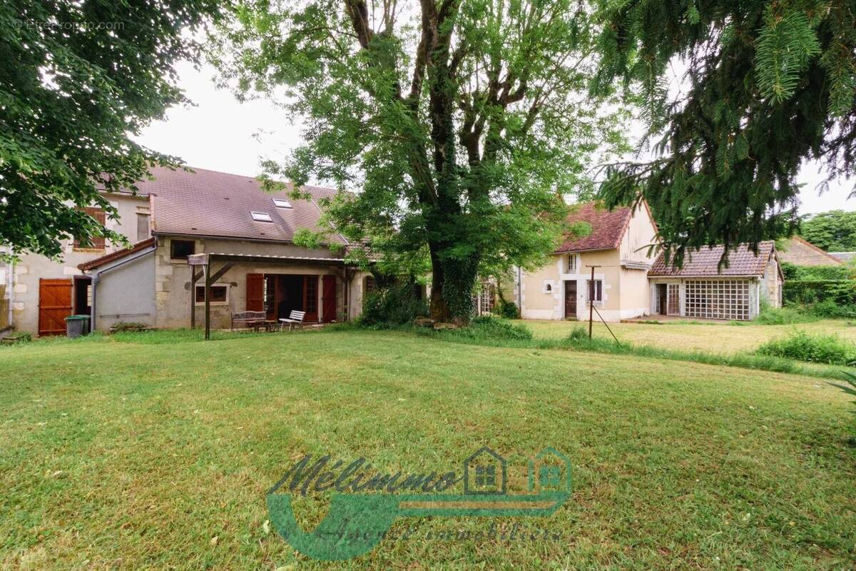 Maison à MOUTIERS-EN-PUISAYE