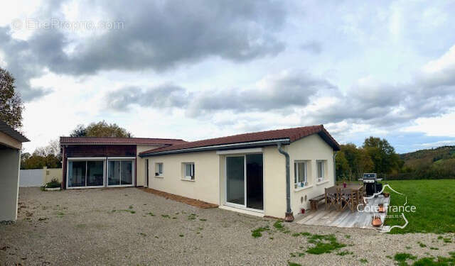 Maison à SAINT-JULIEN-DE-TOURSAC