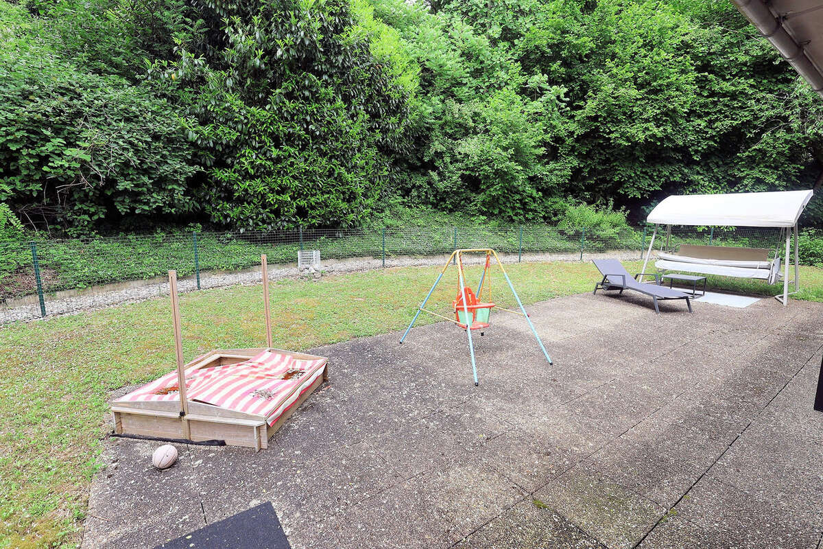 Hegenheim au calme et sans vis-à-vis beau 5 pièces de 120 m2 avec terrasse et grand jardin - photo 2