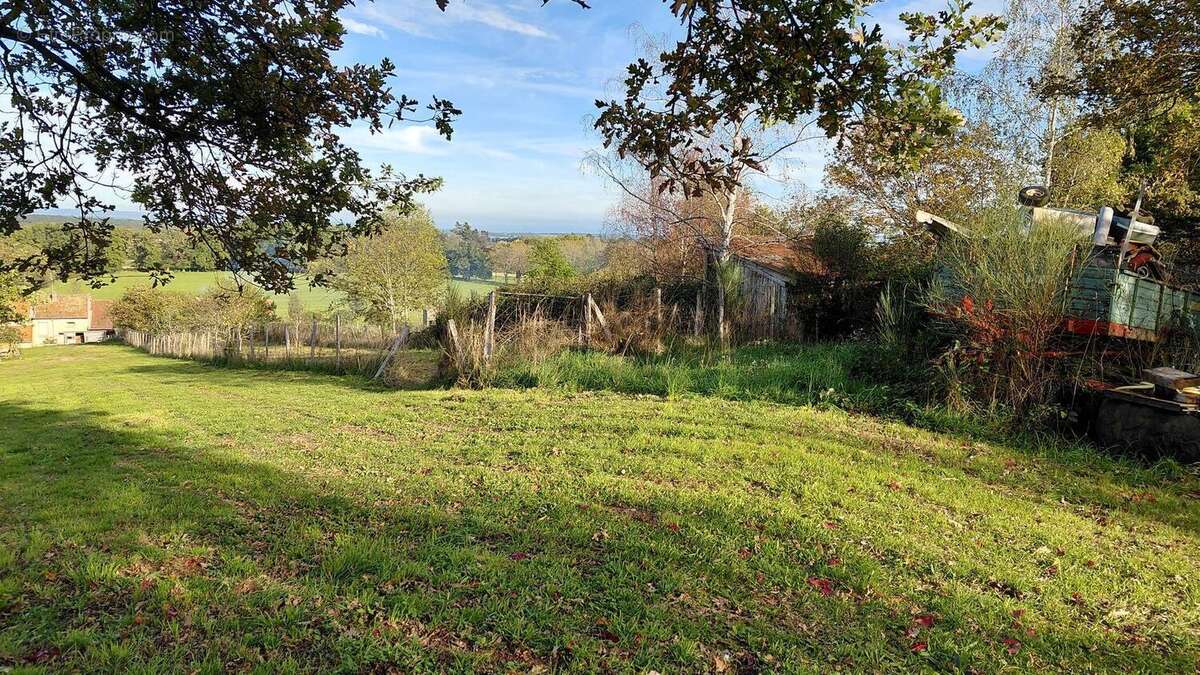 Photo 3 - Terrain à LA PACAUDIERE