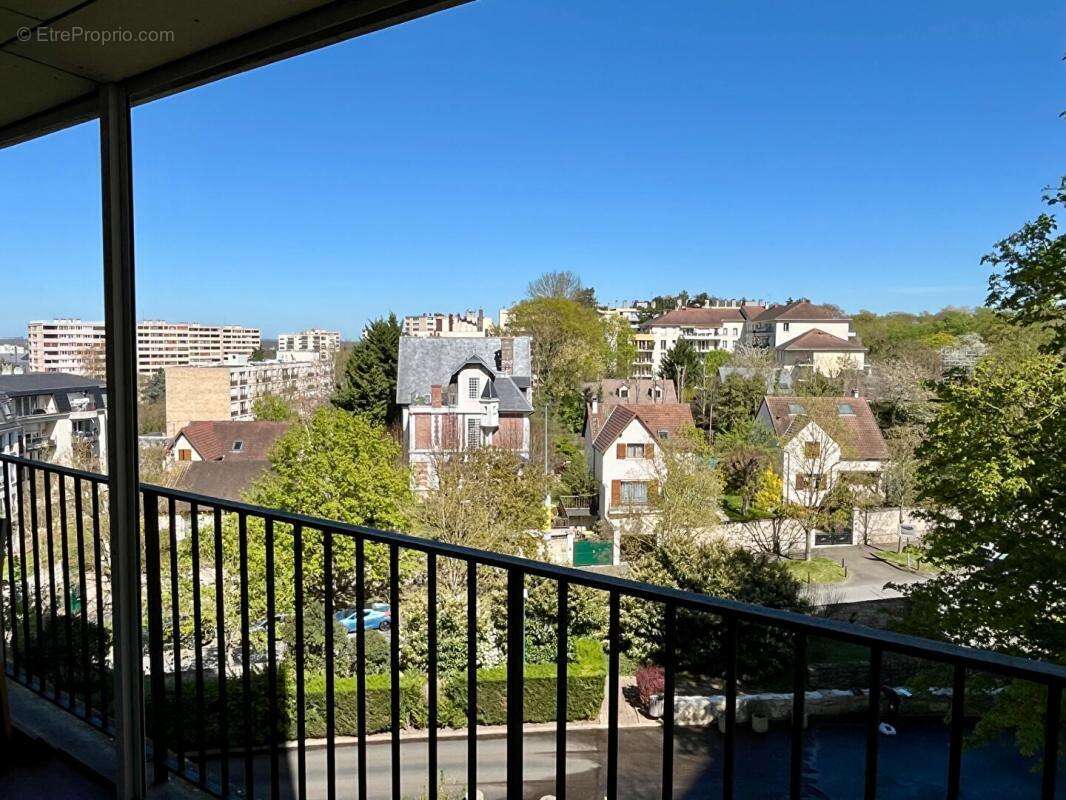 Appartement  de 111m², 3 chambres, balcon, 2 box et une cave - photo 4