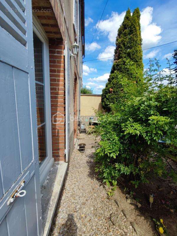 Maison bourgeoise de 100 m² avec cave et extérieurs - photo 10
