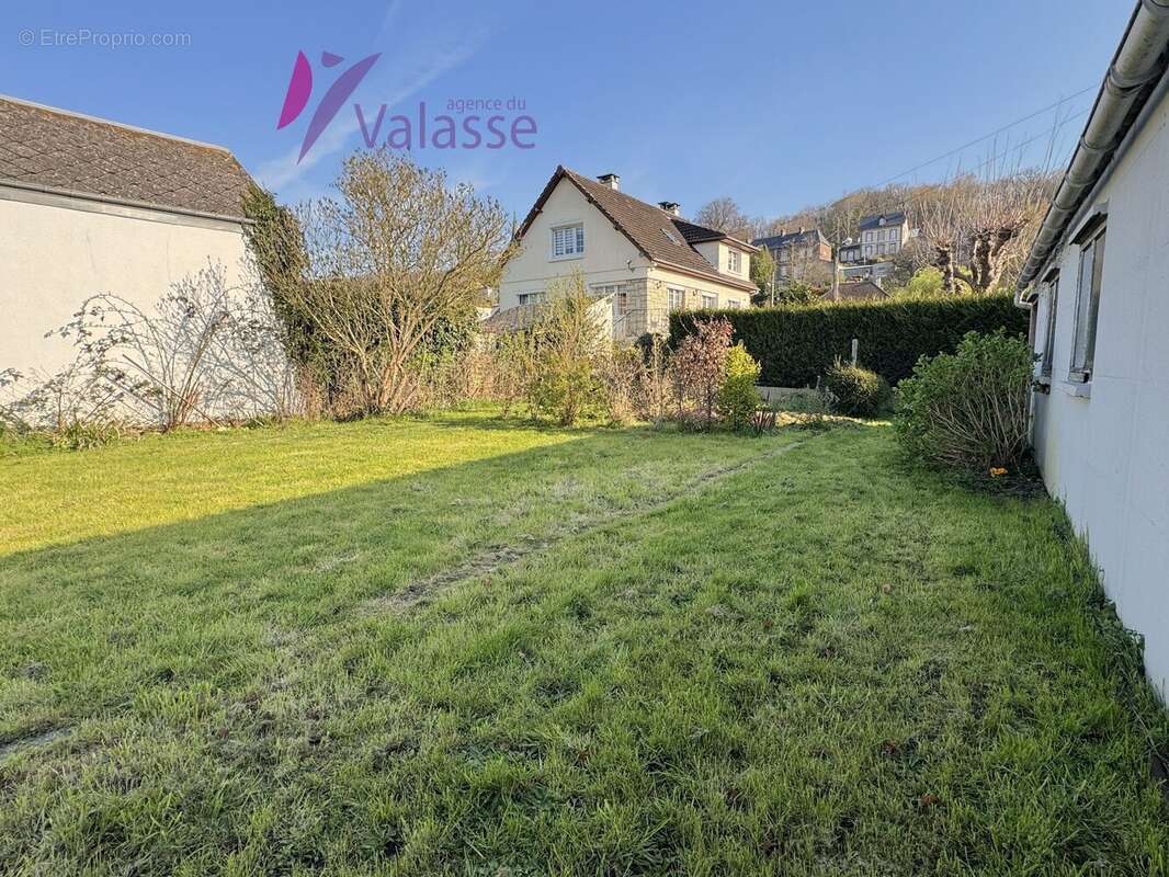 Parking à GRUCHET-LE-VALASSE