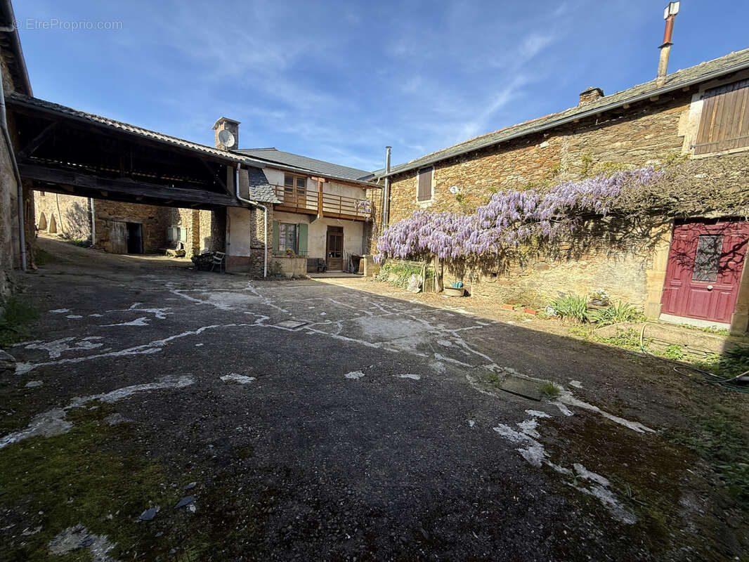 Maison à SAINT-SERNIN-SUR-RANCE