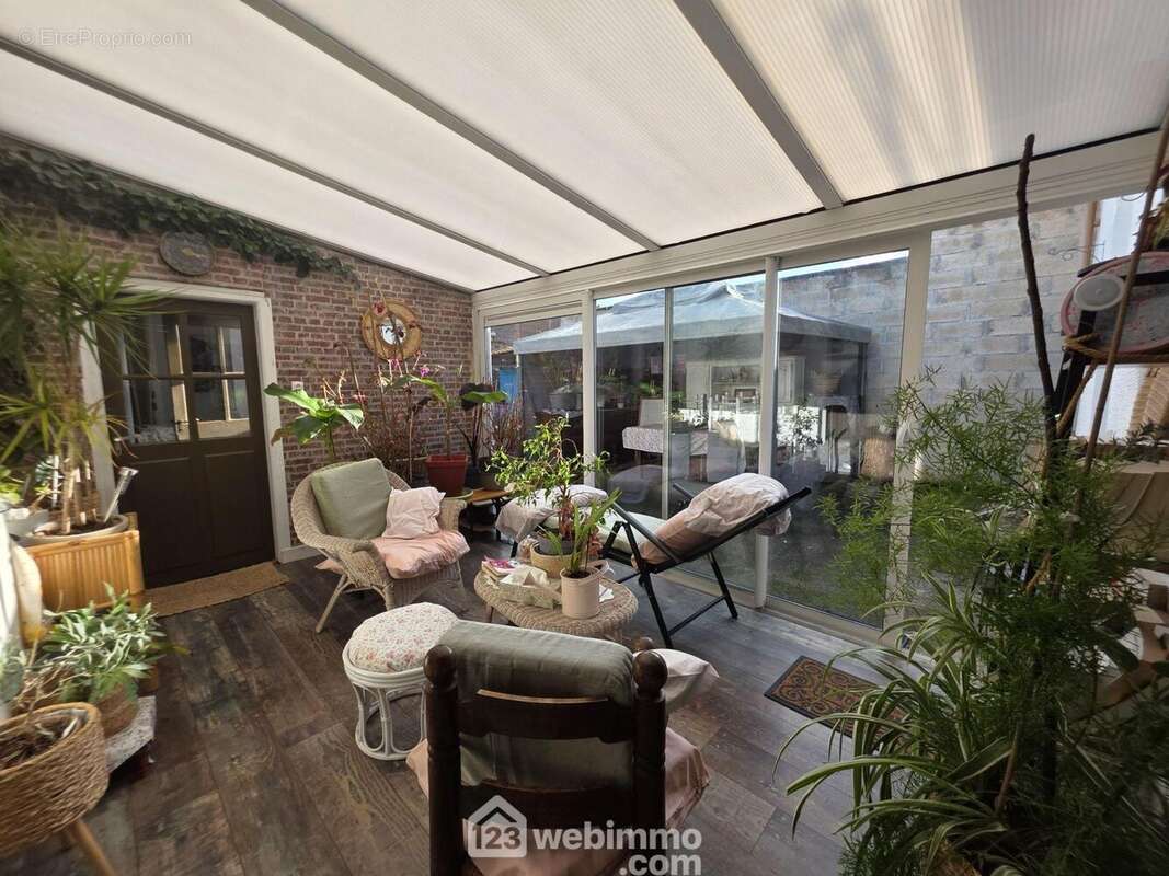 Une superbe véranda chauffée d?environ 12 m², véritable pièce de vie supplémentaire, idéale en toute saison - Maison à LAON