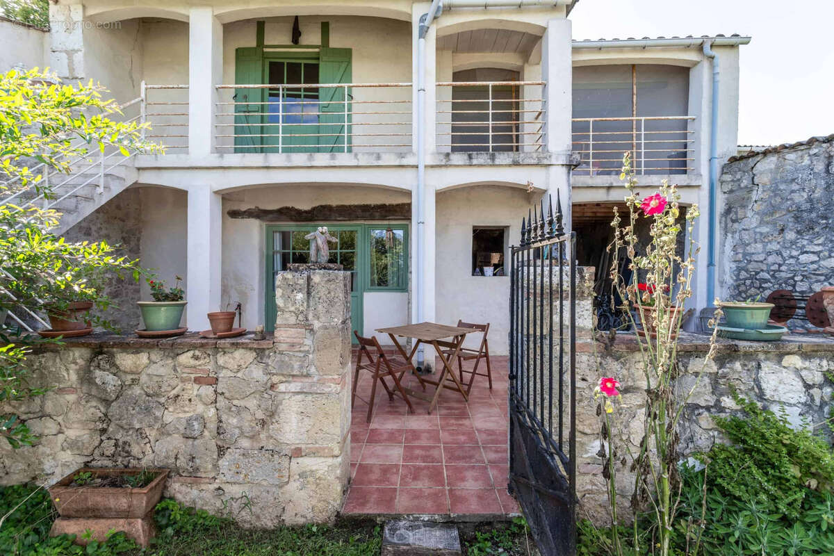 Village house with garden - photo 5