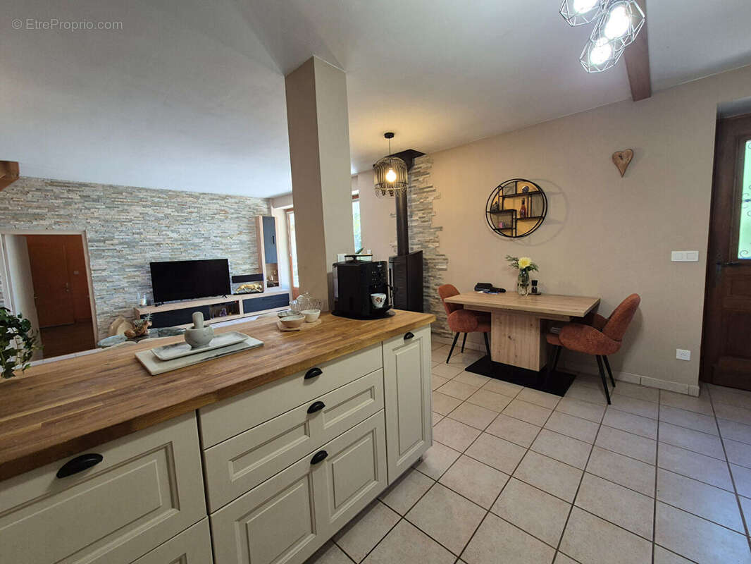CORRÈZE. PEYRISSAC. Maison en pierre avec 3 chambres, gîte en pierre, garage et jardin de 2 062 m². - photo 4