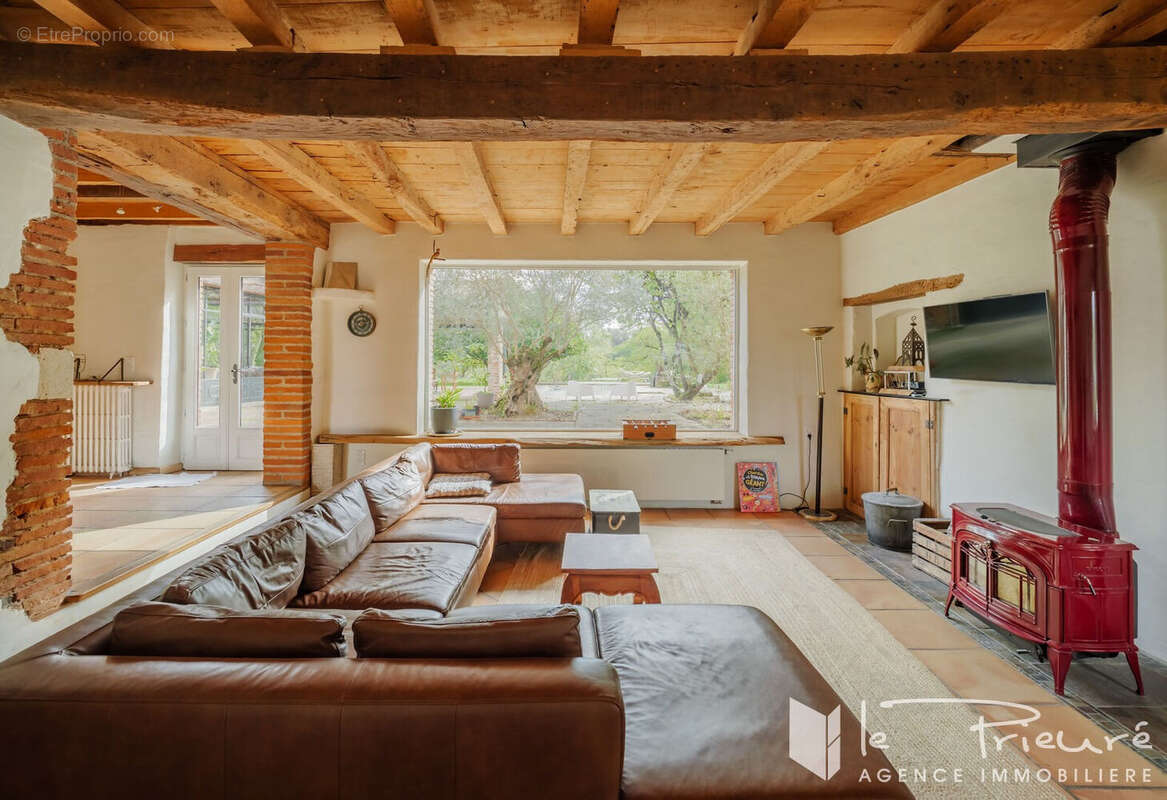 A seulement 10 mlin d'Albi !  Superbe corps de ferme rénové, 461 m², verrière, piscine et jardin arboré de 5000 m², cadre paisib - photo 6