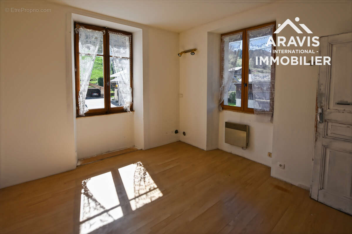 Maison à LA RIVIERE-ENVERSE