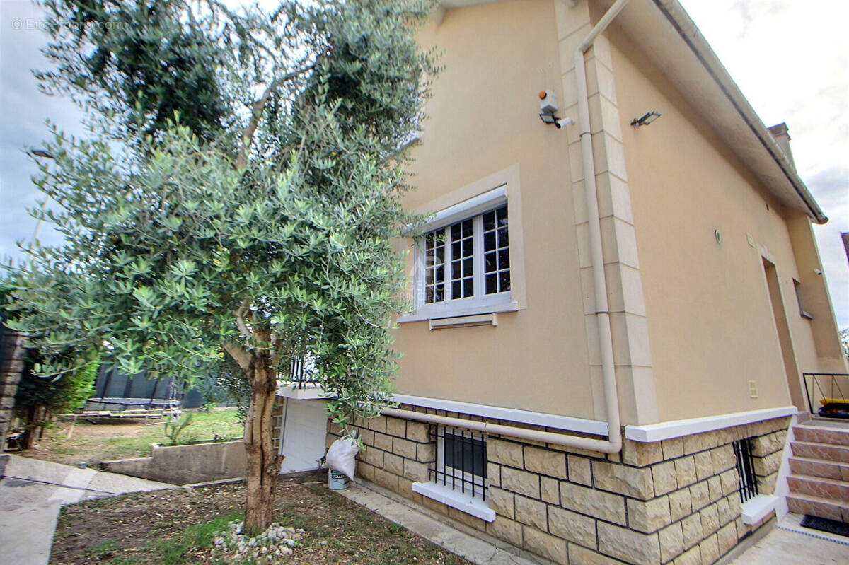 Maison à CHANTELOUP-LES-VIGNES