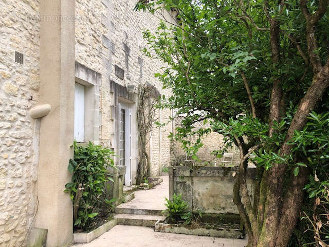 Maison à BARBEZIEUX-SAINT-HILAIRE