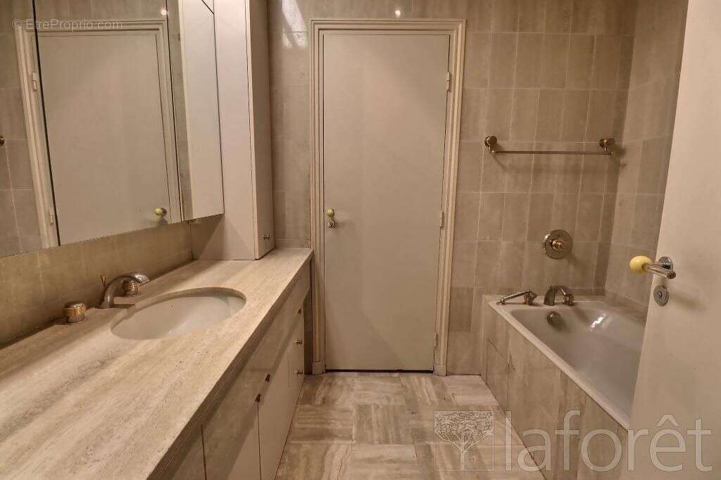 Appartement à NEUILLY-SUR-SEINE