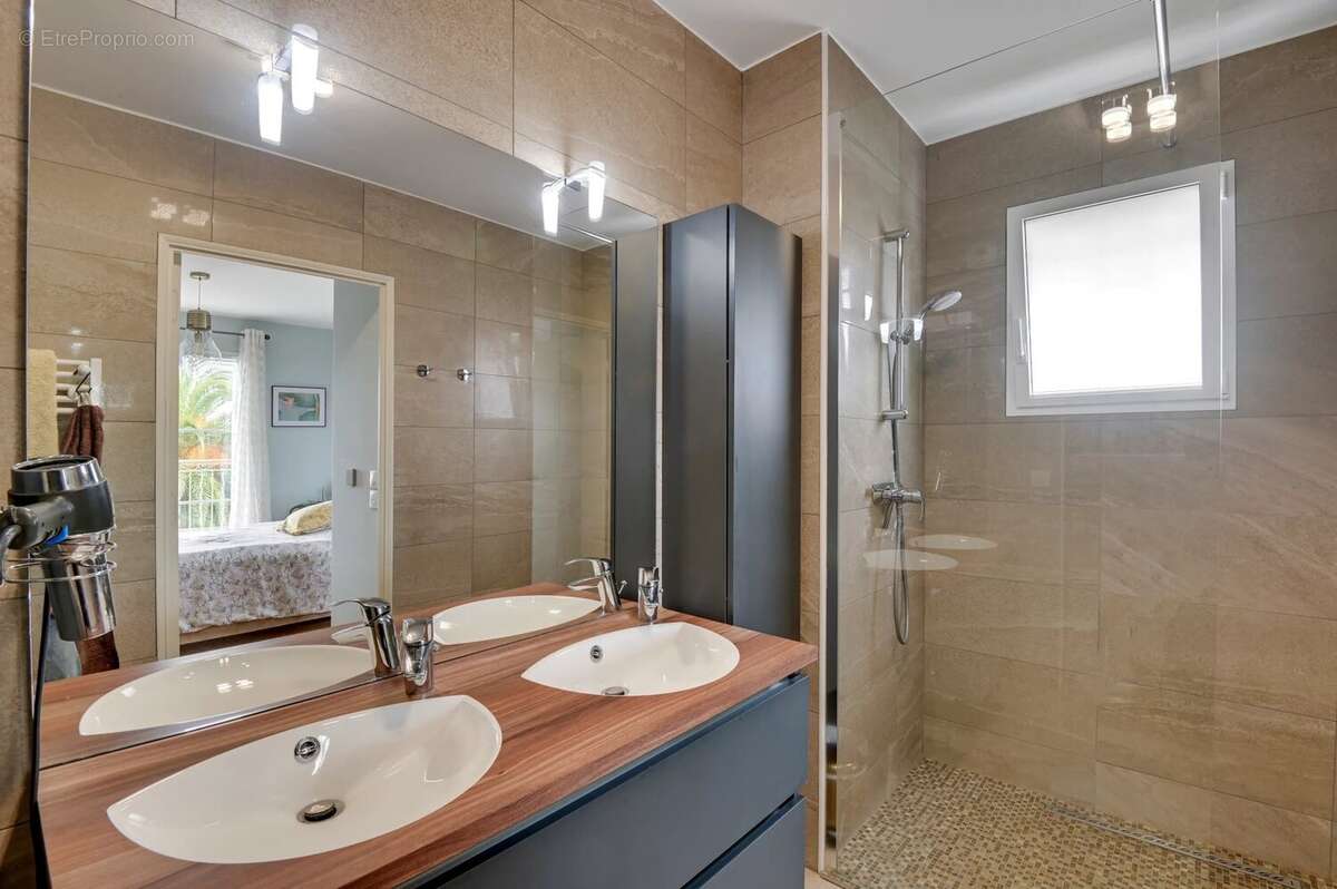 Appartement à ROQUEFORT-LES-PINS