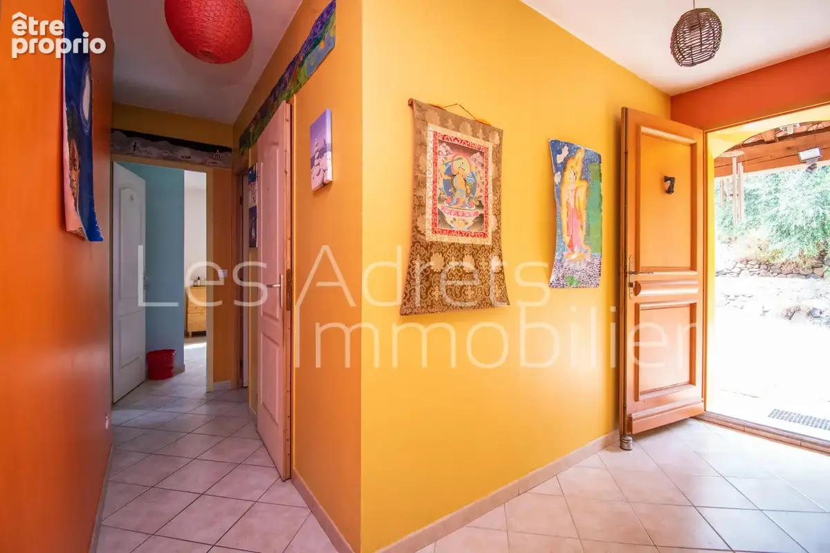 Maison au calme avec 4 chambres, grand terrain et superbe potentiel - photo 12