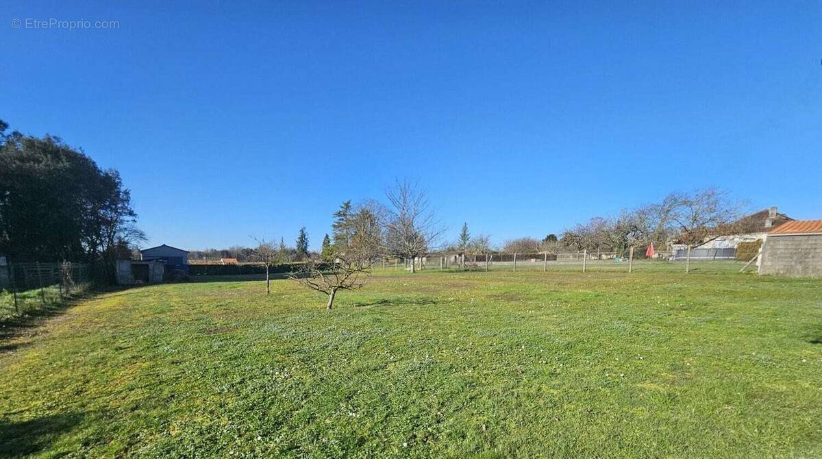 Terrain à CHERVES-RICHEMONT