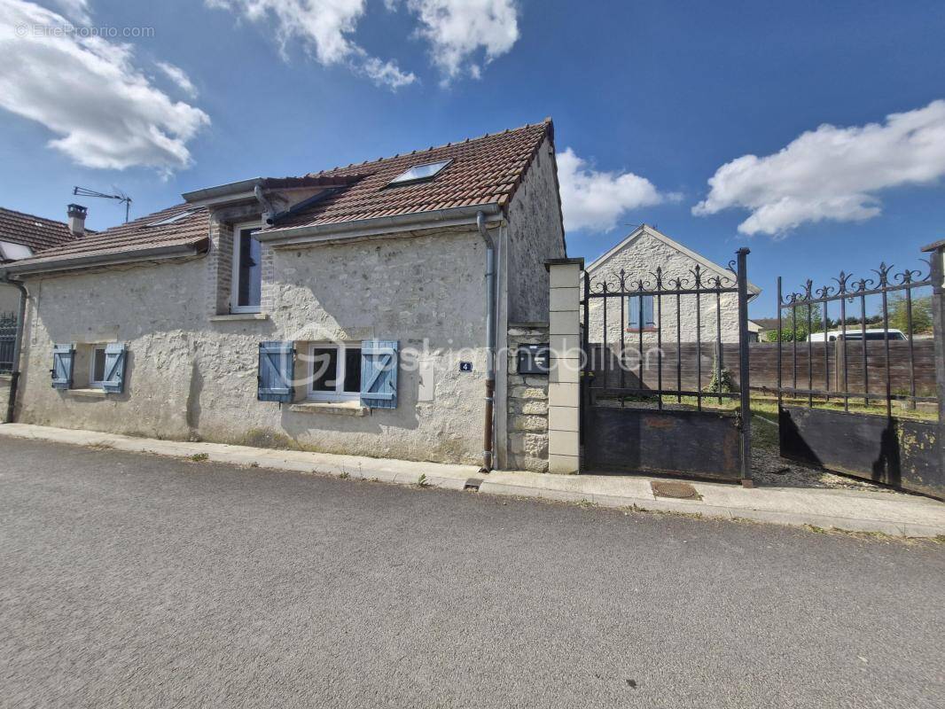 Maison à MONT-SUR-COURVILLE