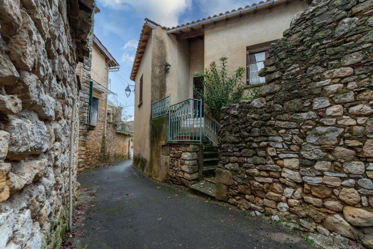 Maison à SAINT-LAURENT-DE-CARNOLS