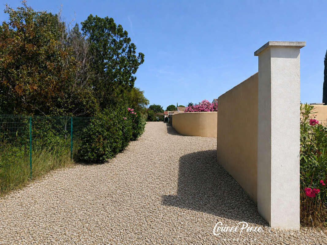 Terrain constructible de 1180m2 a viabiliser corinne ponce - photo 2